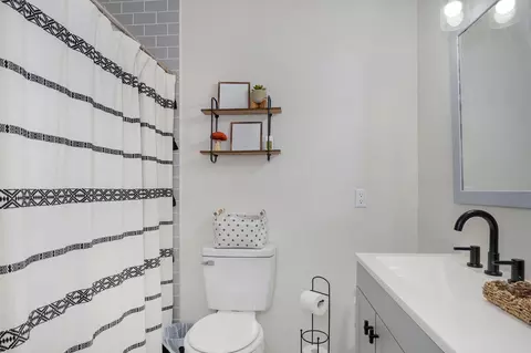 Bath - 430 S Oak Ave, Aurora, MO 65605 photo 1 of 3