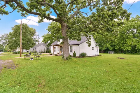 Exterior - 430 S Oak Ave, Aurora, MO 65605 photo 5 of 9