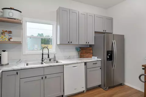 Kitchen - 430 S Oak Ave, Aurora, MO 65605 photo 4 of 4