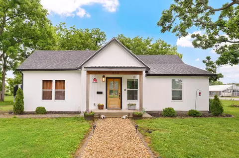 Exterior - 430 S Oak Ave, Aurora, MO 65605 photo 2 of 9