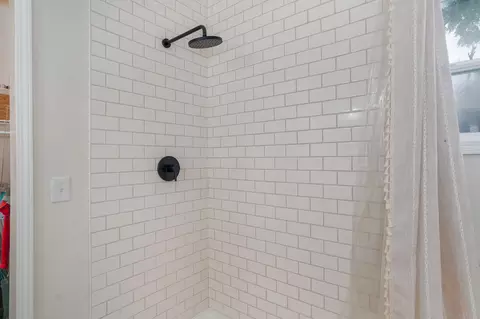 Bath - 430 S Oak Ave, Aurora, MO 65605 photo 2 of 3