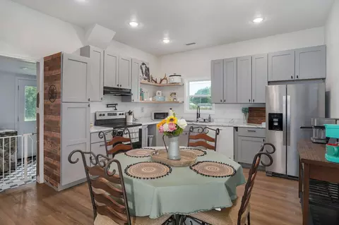 Kitchen - 430 S Oak Ave, Aurora, MO 65605 photo 2 of 4