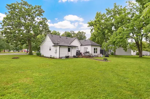 Exterior - 430 S Oak Ave, Aurora, MO 65605 photo 7 of 9