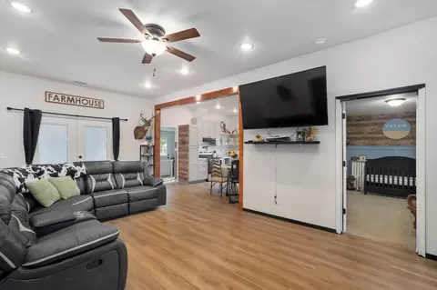 Entry Way - 430 S Oak Ave, Aurora, MO 65605 photo 3 of 3