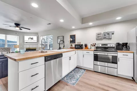 Kitchen - 160 The Blfs #37-4, Branson, MO 65616 photo 3 of 5