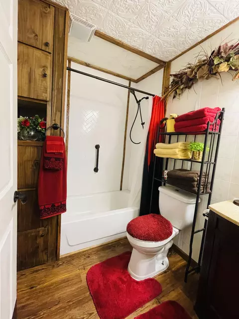 Bath - 1019 N Pine St, Marshfield, MO 65706 photo 1 of 8