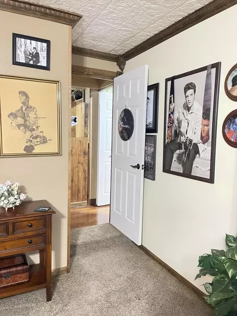 Entry Way - 1019 N Pine St, Marshfield, MO 65706 photo 5 of 8