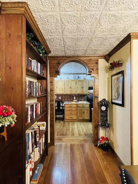 Entry Way - 1019 N Pine St, Marshfield, MO 65706 photo 4 of 8