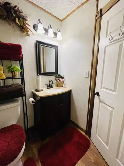 Bath - 1019 N Pine St, Marshfield, MO 65706 photo 3 of 8