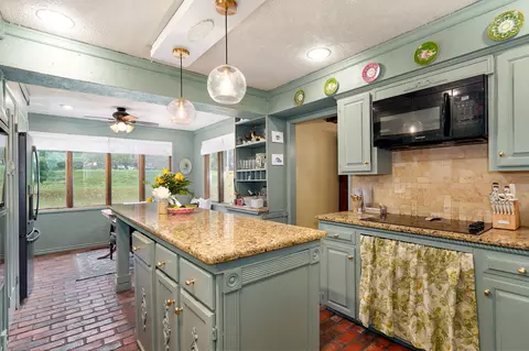 Kitchen - 2511 E Broadmoor St, Springfield, MO 65804 photo 2 of 4