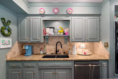 Kitchen - 2511 E Broadmoor St, Springfield, MO 65804 photo 3 of 4
