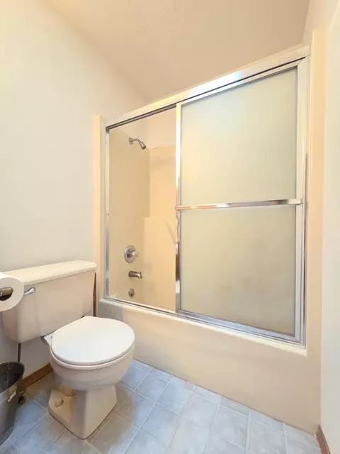 Bath - 4645 W 3rd St, Battlefield, MO 65619 photo 3 of 6