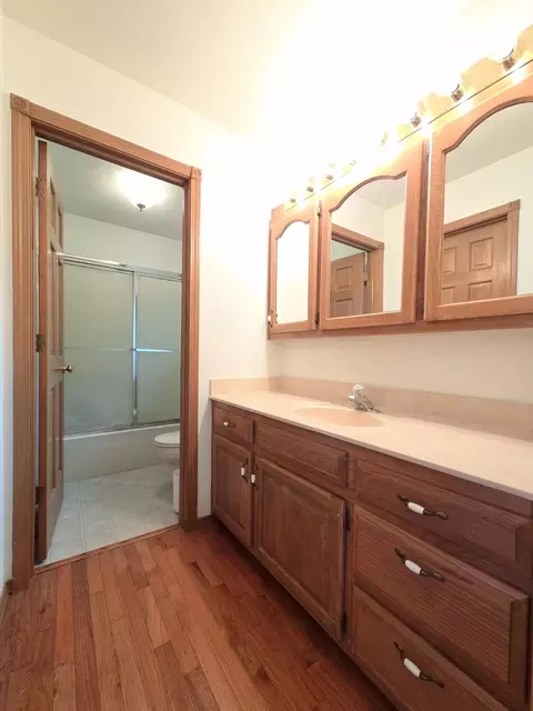 Bath - 4645 W 3rd St, Battlefield, MO 65619 photo 4 of 6