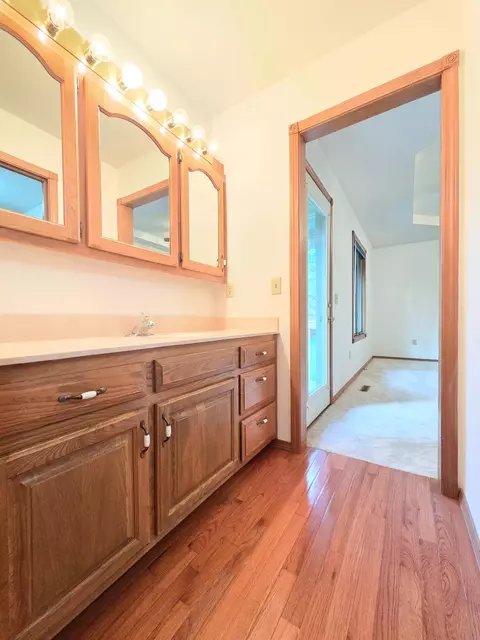 Bath - 4645 W 3rd St, Battlefield, MO 65619 photo 5 of 6