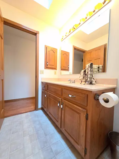 Bath - 4645 W 3rd St, Battlefield, MO 65619 photo 2 of 6