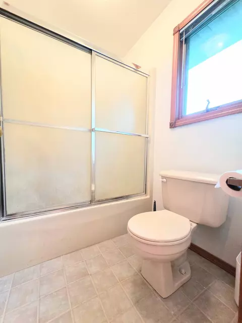 Bath - 4645 W 3rd St, Battlefield, MO 65619 photo 6 of 6