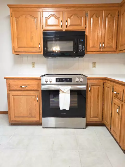 Kitchen - 4645 W 3rd St, Battlefield, MO 65619 photo 4 of 6