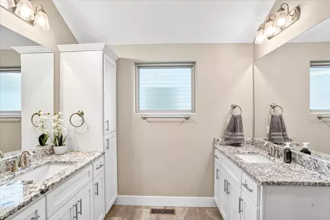 Bath - 926 E Downshire Dr, Nixa, MO 65714 photo 2 of 4