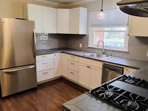 Kitchen - 2023 S Glencrest Ave, Springfield, MO 65804 photo 3 of 4