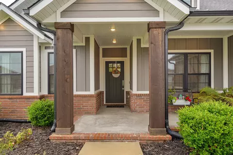 Exterior - 932 E Downshire Dr, Nixa, MO 65714 photo 4 of 9