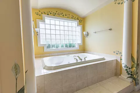 Bath - 3780 E Pond Apple Dr, Springfield, MO 65809 photo 4 of 9