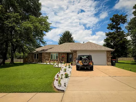 310 E Grant St, Clever, MO 65631