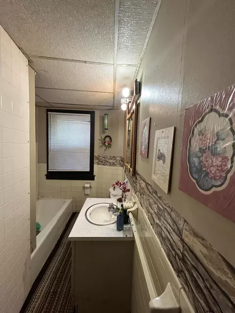Bath - 429 S Broadway Ave, Springfield, MO 65806 photo 1 of 2
