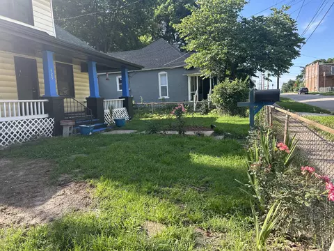 Exterior - 429 S Broadway Ave, Springfield, MO 65806 photo 4 of 6