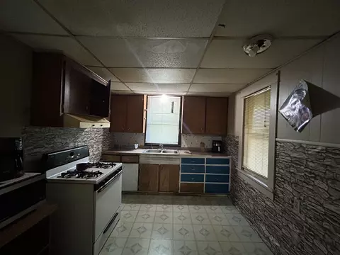 Kitchen - 429 S Broadway Ave, Springfield, MO 65806 photo 2 of 4