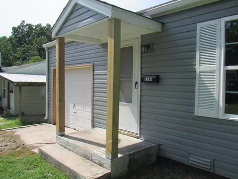 Exterior - 1535 E Livingston St, Springfield, MO 65803 photo 3 of 7