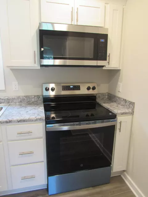 Kitchen - 1535 E Livingston St, Springfield, MO 65803 photo 3 of 6