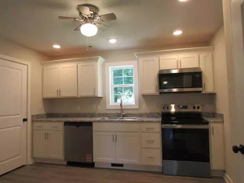 Kitchen - 1535 E Livingston St, Springfield, MO 65803 photo 2 of 6