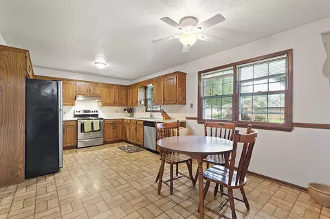Kitchen - 3227 S Kimbrough Ct, Springfield, MO 65807 photo 2 of 4