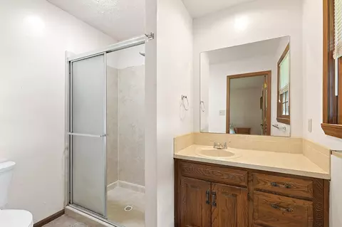 Bath - 3227 S Kimbrough Ct, Springfield, MO 65807 photo 1 of 2
