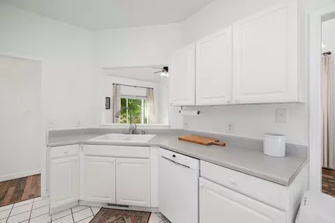 Kitchen - 420 Amanda Rd, Ridgedale, MO 65739 photo 4 of 5