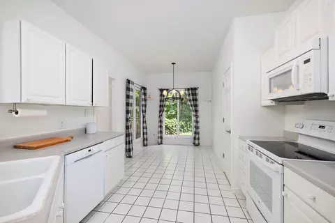 Kitchen - 420 Amanda Rd, Ridgedale, MO 65739 photo 2 of 5