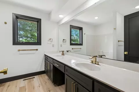Bath - 2310 S Laurel Ave, Springfield, MO 65807 photo 4 of 5