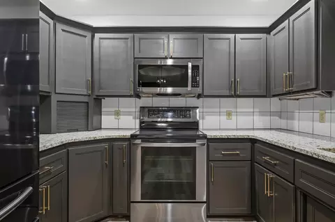 Kitchen - 2310 S Laurel Ave, Springfield, MO 65807 photo 4 of 5