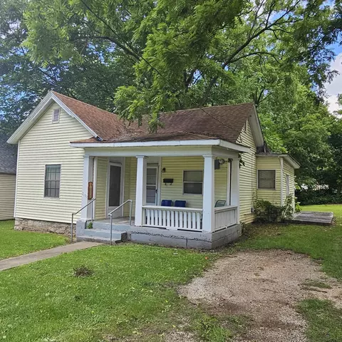 2130 N Travis Ave, Springfield, MO 65803