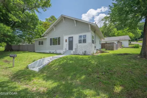 202 N Walnut St, Anderson, MO 64831