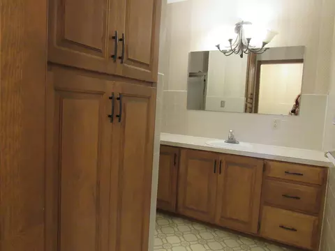 Bath - 634 N Olive St, Marshfield, MO 65706 photo 2 of 2
