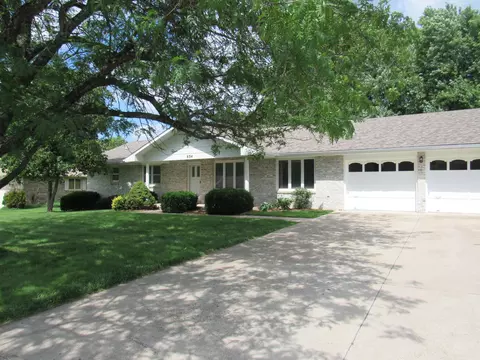 Exterior - 634 N Olive St, Marshfield, MO 65706 photo 7 of 9