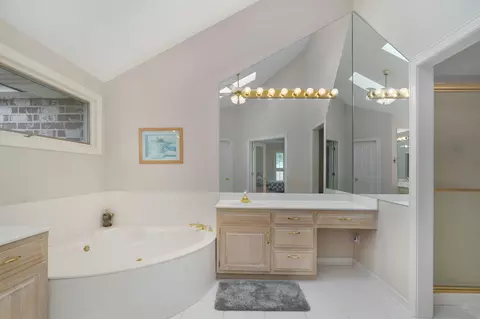 Bath - 808 W Jackson Ave, Nixa, MO 65714 photo 2 of 9