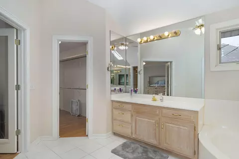 Bath - 808 W Jackson Ave, Nixa, MO 65714 photo 4 of 9