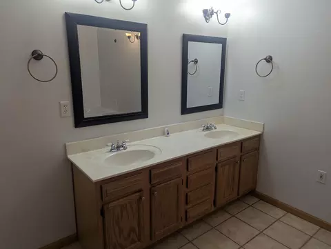 Bath - 577 S Canterbury Ln, Nixa, MO 65714 photo 2 of 3