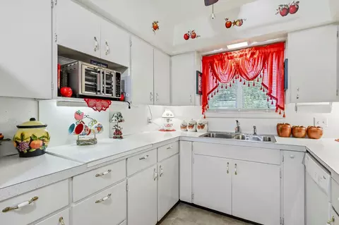 Kitchen - 925 S Barnes Ave, Springfield, MO 65802 photo 3 of 4