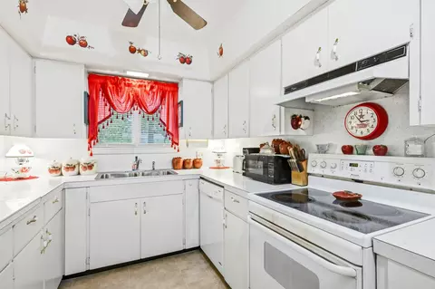 Kitchen - 925 S Barnes Ave, Springfield, MO 65802 photo 4 of 4