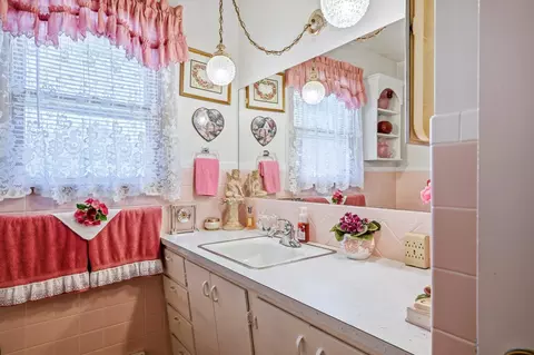 Bath - 925 S Barnes Ave, Springfield, MO 65802 photo 1 of 4