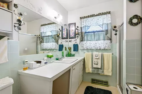 Bath - 925 S Barnes Ave, Springfield, MO 65802 photo 3 of 4