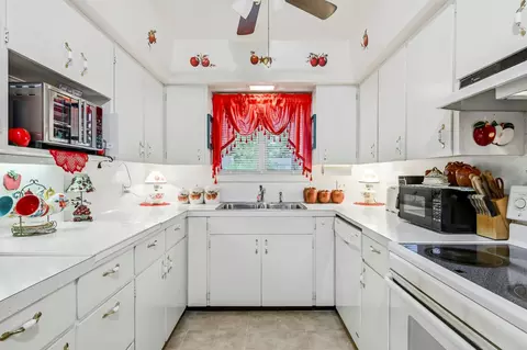 Kitchen - 925 S Barnes Ave, Springfield, MO 65802 photo 2 of 4